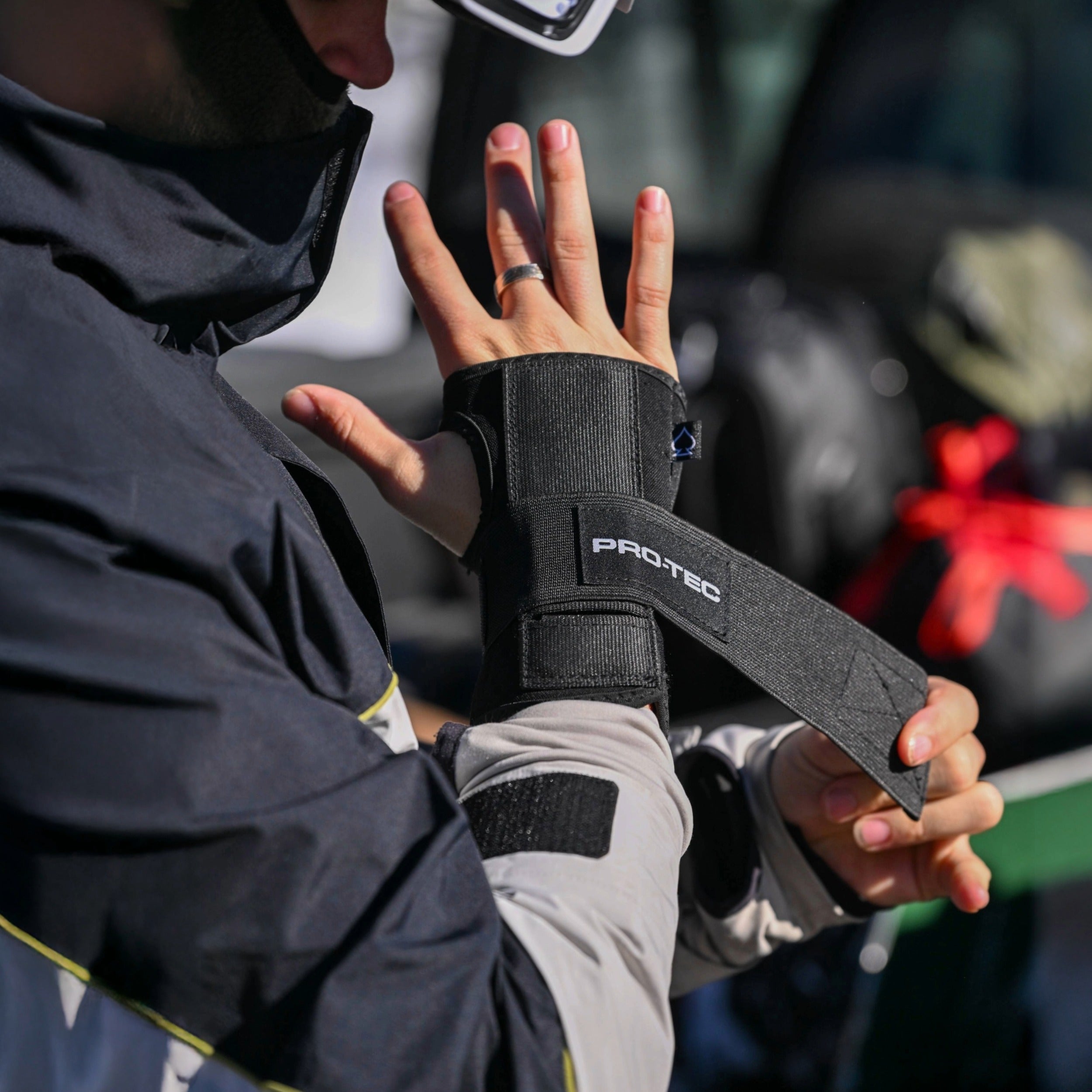 pro-tec-undercover-snow-wrist-guards-black-prot-ge-poignets image 6